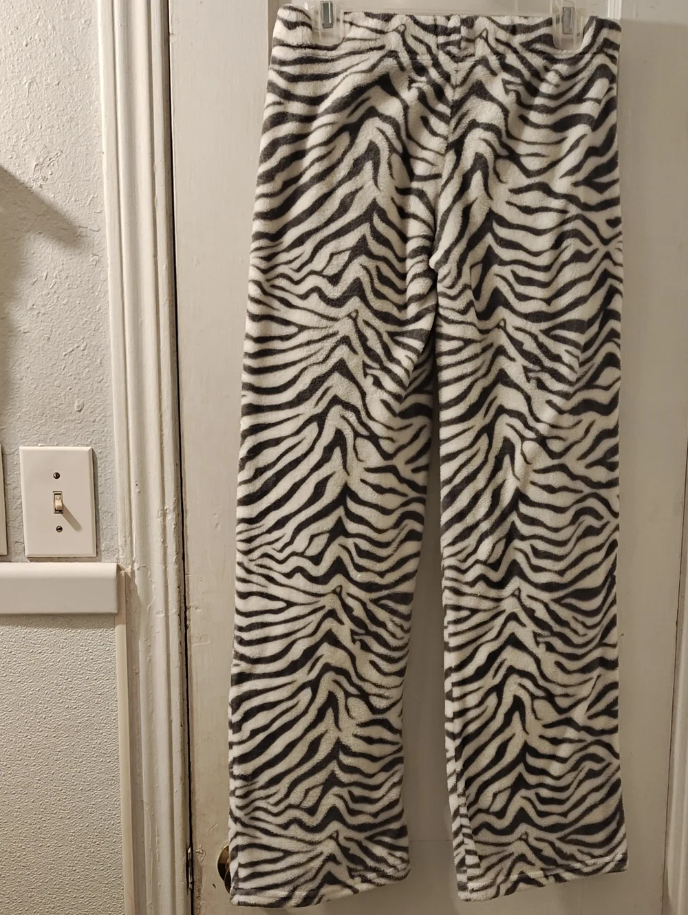 KC Cozy Gray & White Zebra Print Lounge Pants, Size Large.